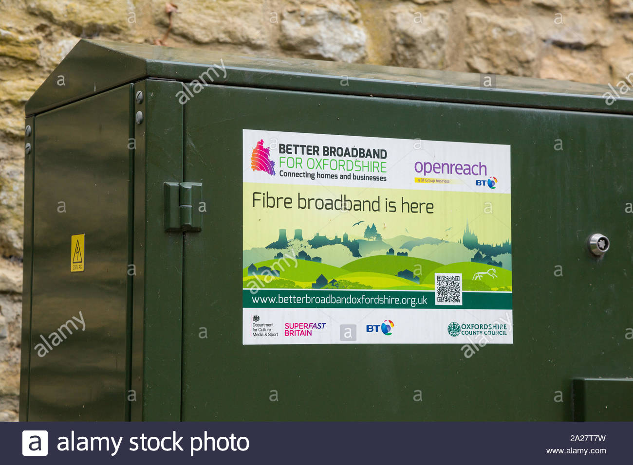 an-openreach-fibre-broadband-cabinet-in-the-village-of-great-milton-oxfordshire-2A27T7W